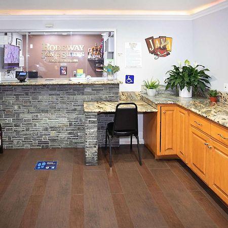 Rodeway Inn & Suites بيلفلاوير المظهر الخارجي الصورة