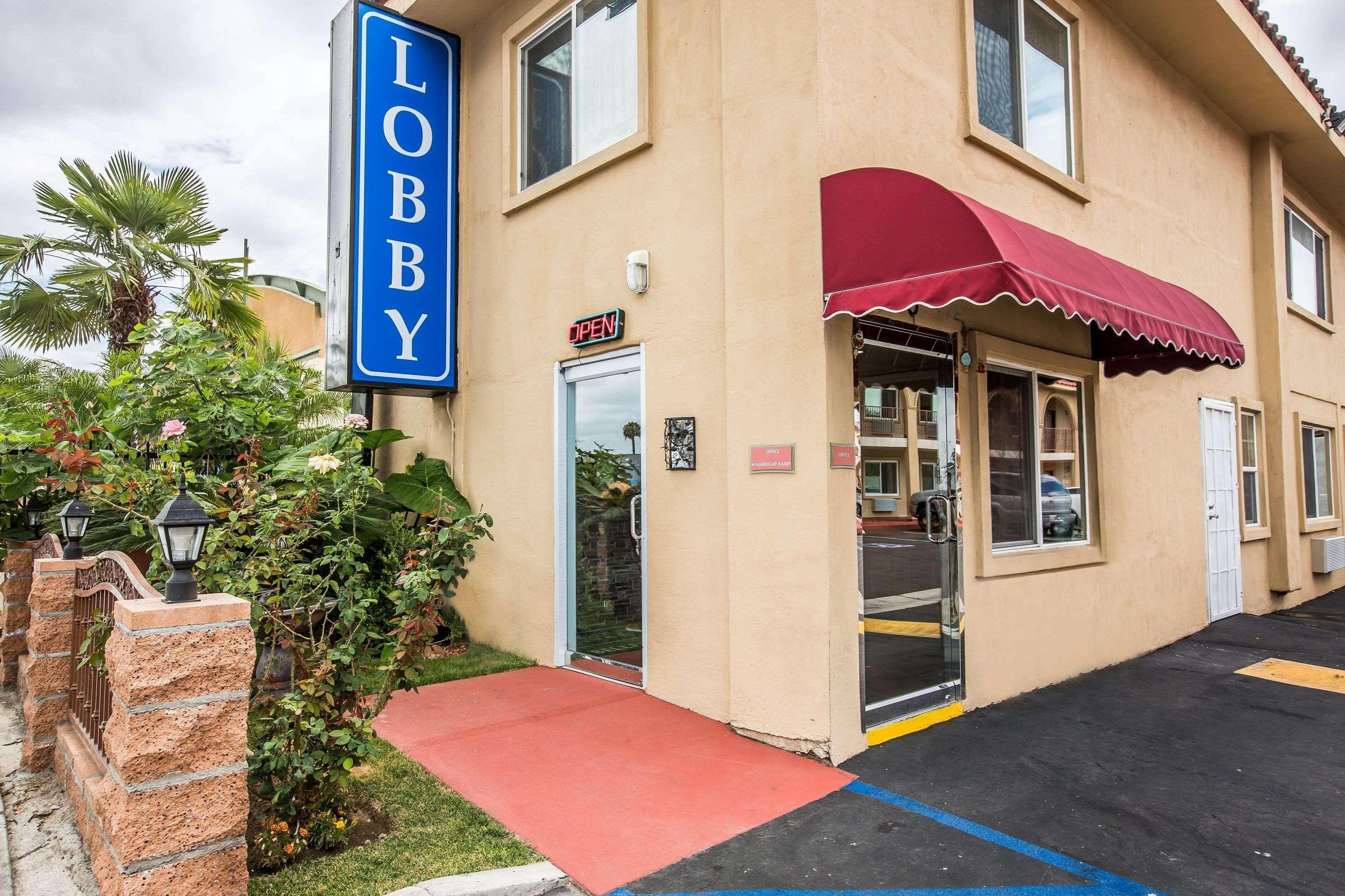 Rodeway Inn & Suites بيلفلاوير المظهر الخارجي الصورة