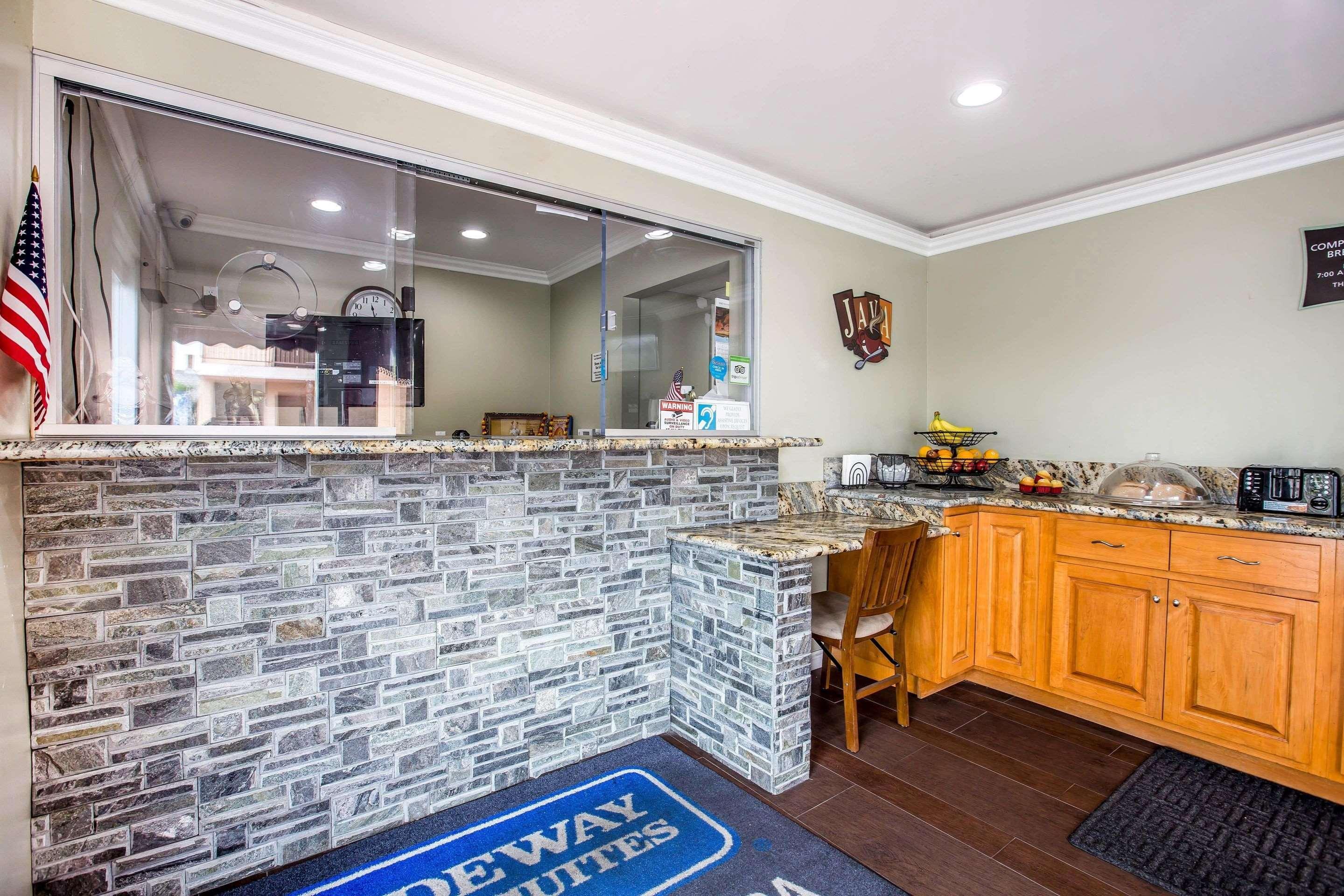 Rodeway Inn & Suites بيلفلاوير المظهر الخارجي الصورة