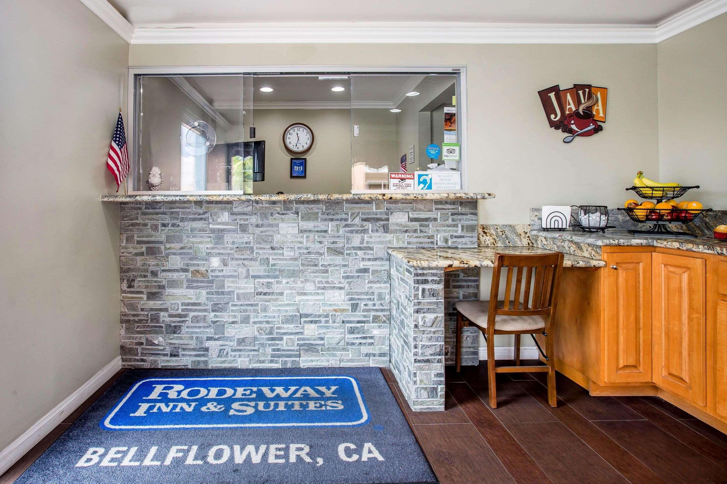 Rodeway Inn & Suites بيلفلاوير المظهر الخارجي الصورة