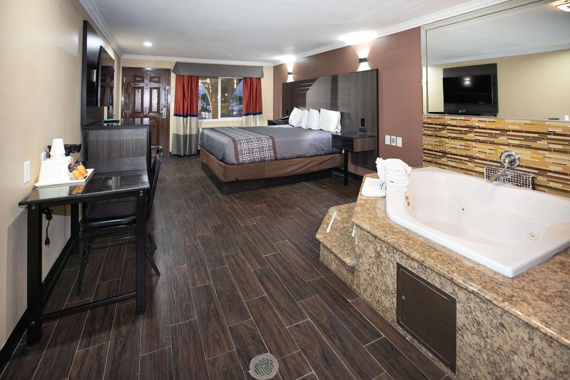 Rodeway Inn & Suites بيلفلاوير المظهر الخارجي الصورة