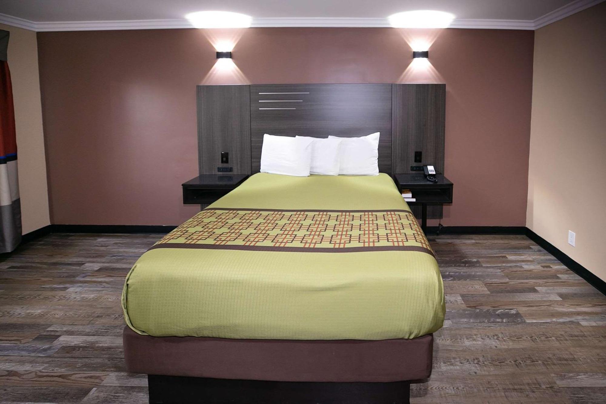Rodeway Inn & Suites بيلفلاوير المظهر الخارجي الصورة