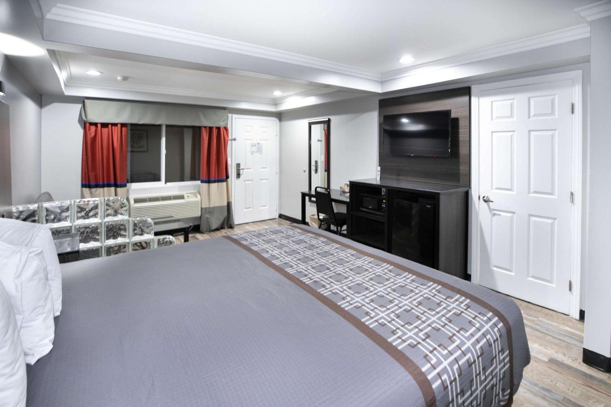 Rodeway Inn & Suites بيلفلاوير المظهر الخارجي الصورة