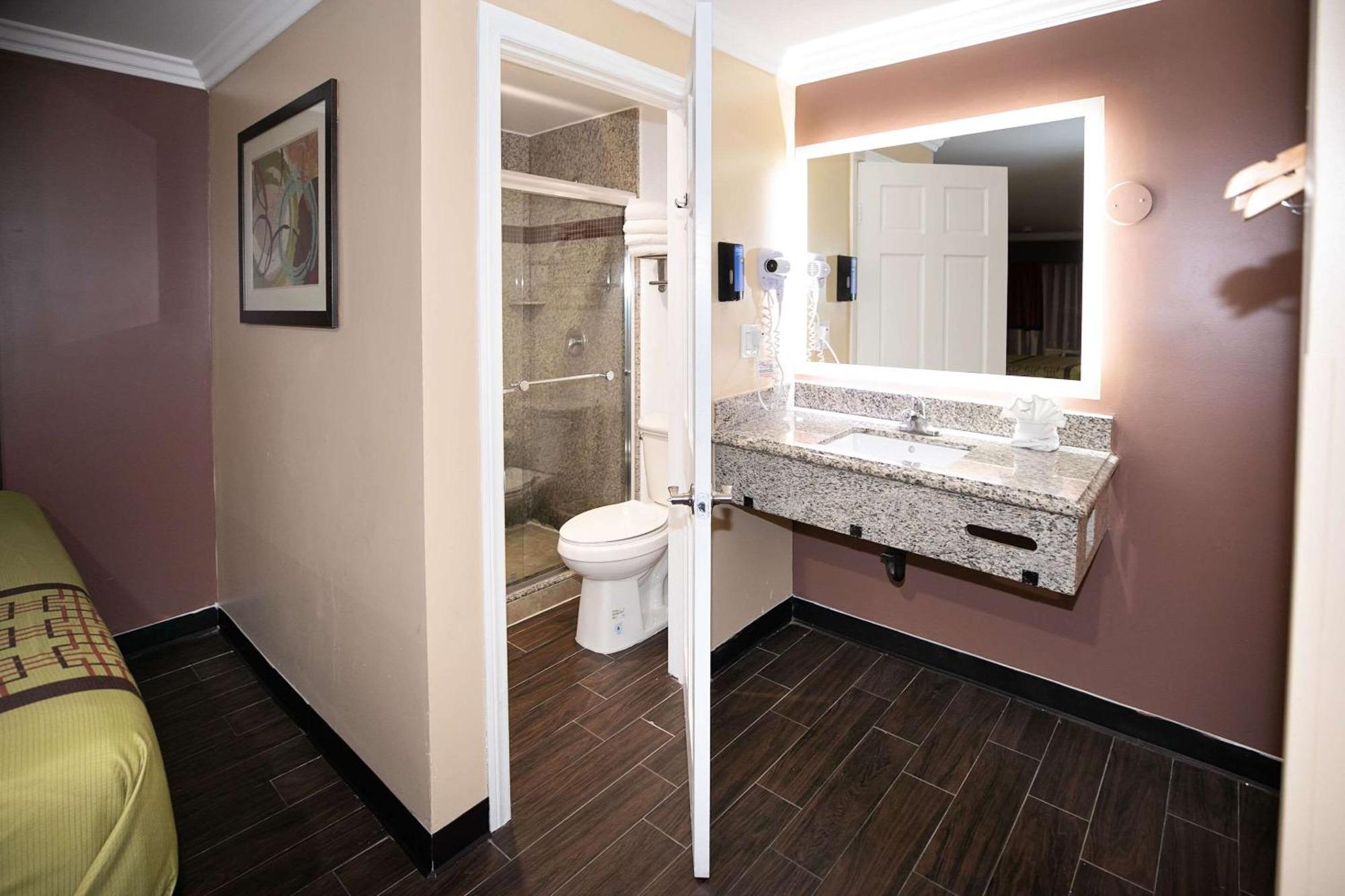 Rodeway Inn & Suites بيلفلاوير المظهر الخارجي الصورة