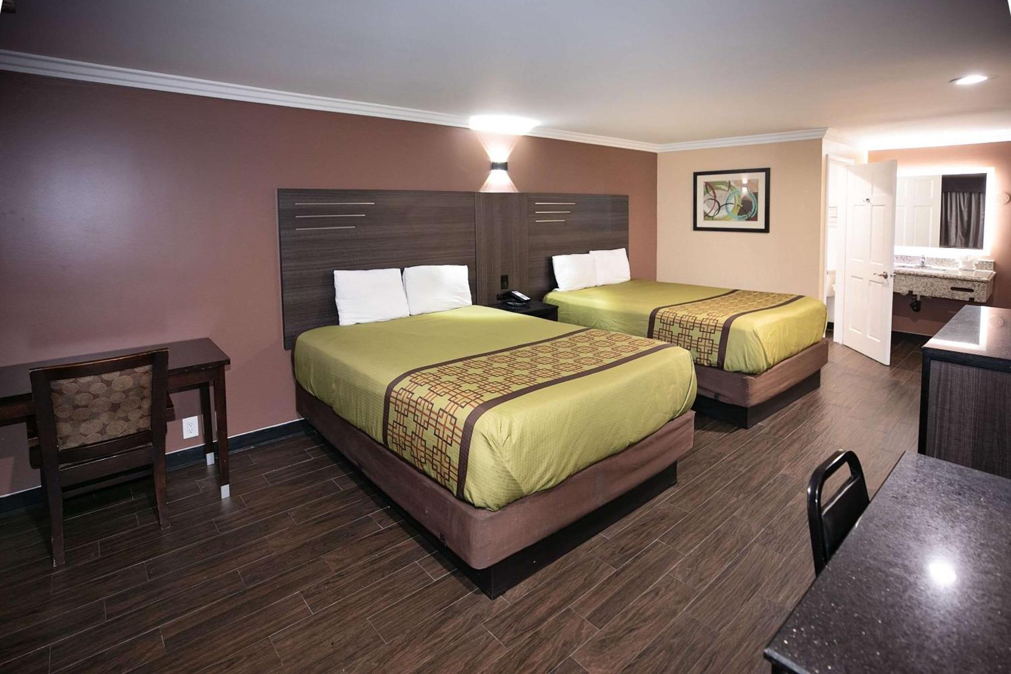 Rodeway Inn & Suites بيلفلاوير المظهر الخارجي الصورة