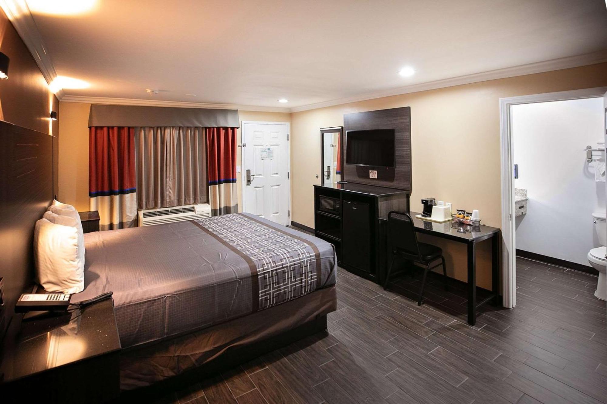 Rodeway Inn & Suites بيلفلاوير المظهر الخارجي الصورة