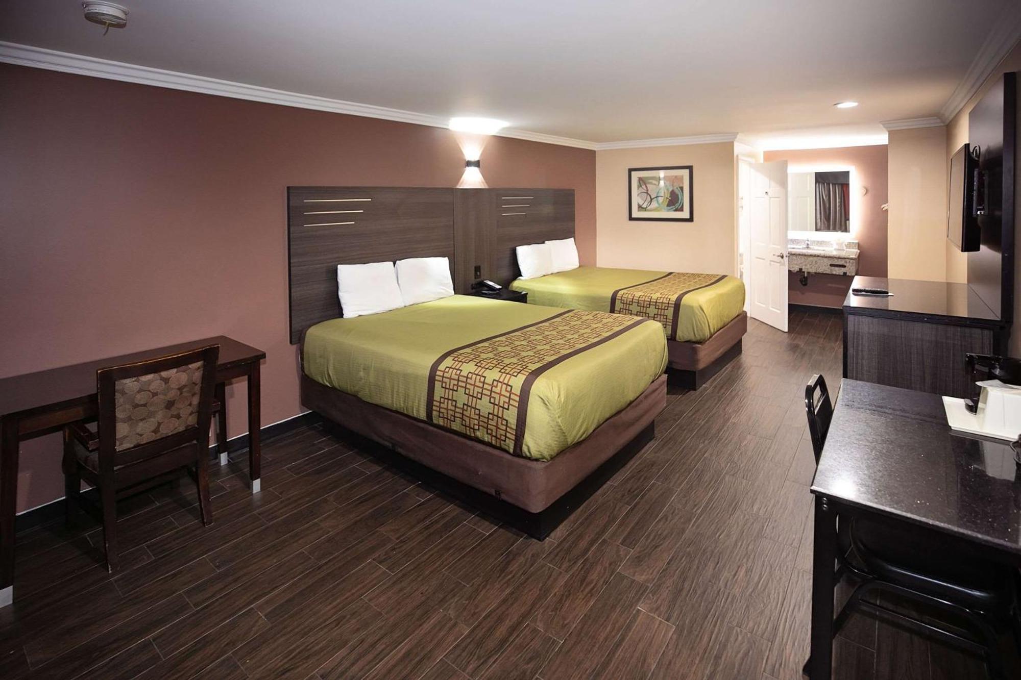 Rodeway Inn & Suites بيلفلاوير المظهر الخارجي الصورة