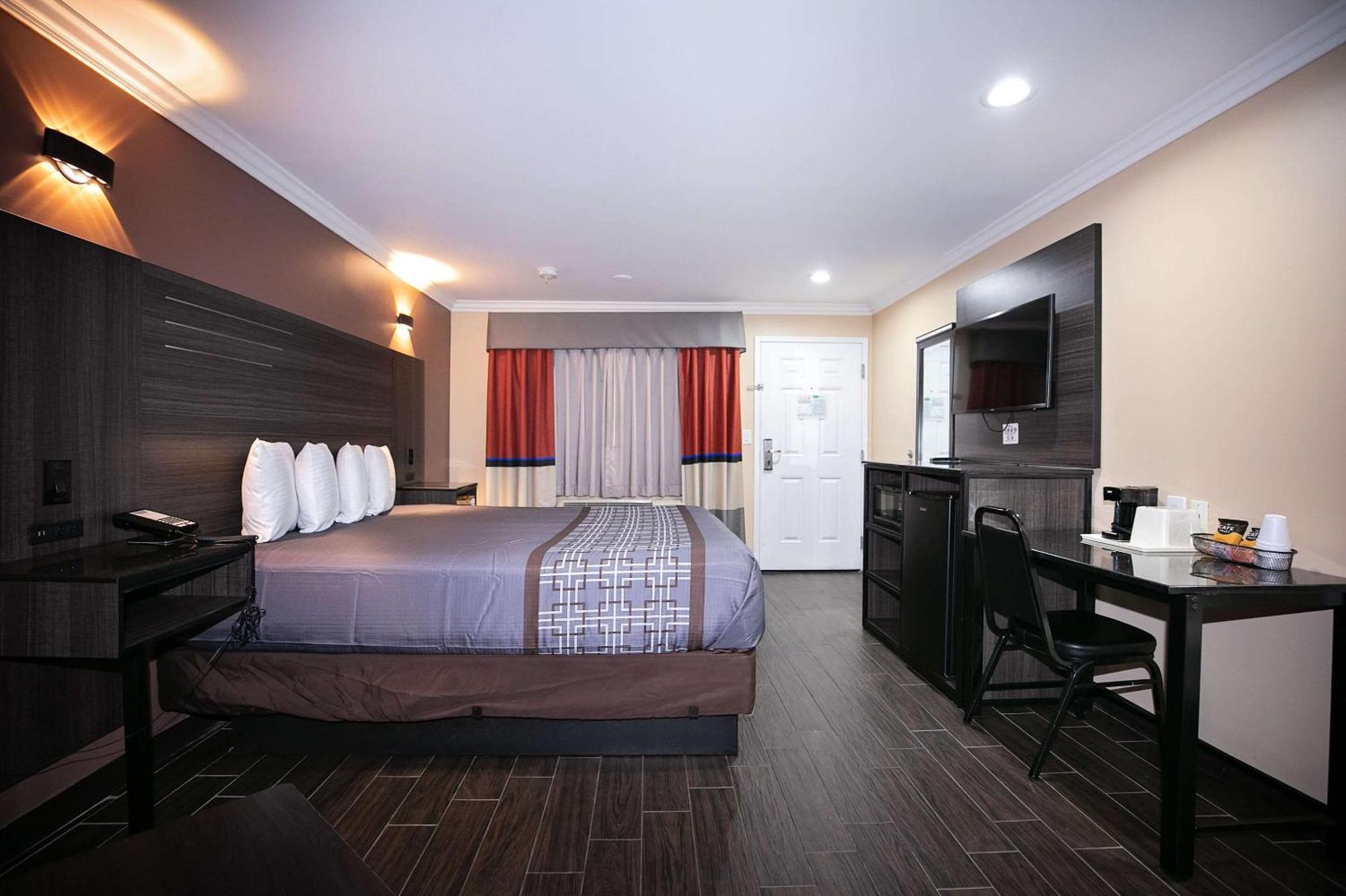 Rodeway Inn & Suites بيلفلاوير المظهر الخارجي الصورة
