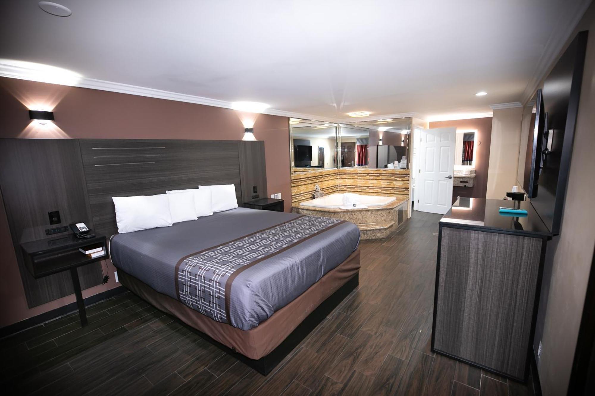 Rodeway Inn & Suites بيلفلاوير المظهر الخارجي الصورة