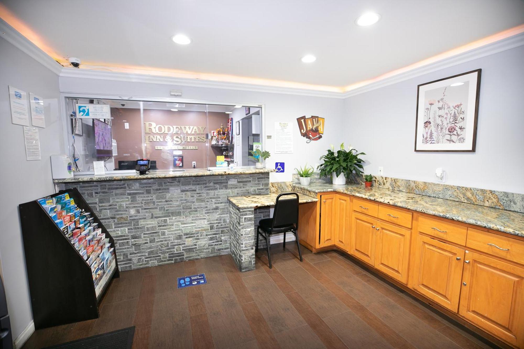 Rodeway Inn & Suites بيلفلاوير المظهر الخارجي الصورة