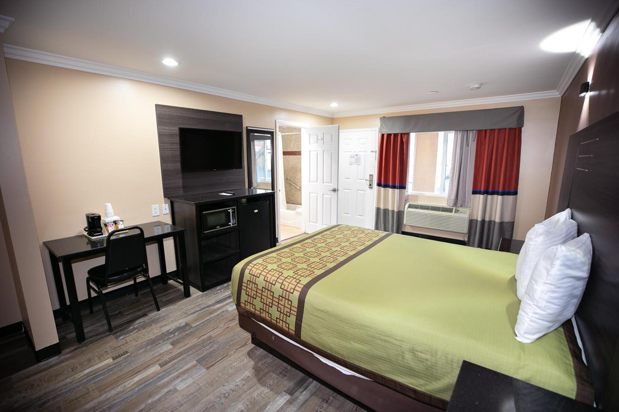 Rodeway Inn & Suites بيلفلاوير المظهر الخارجي الصورة