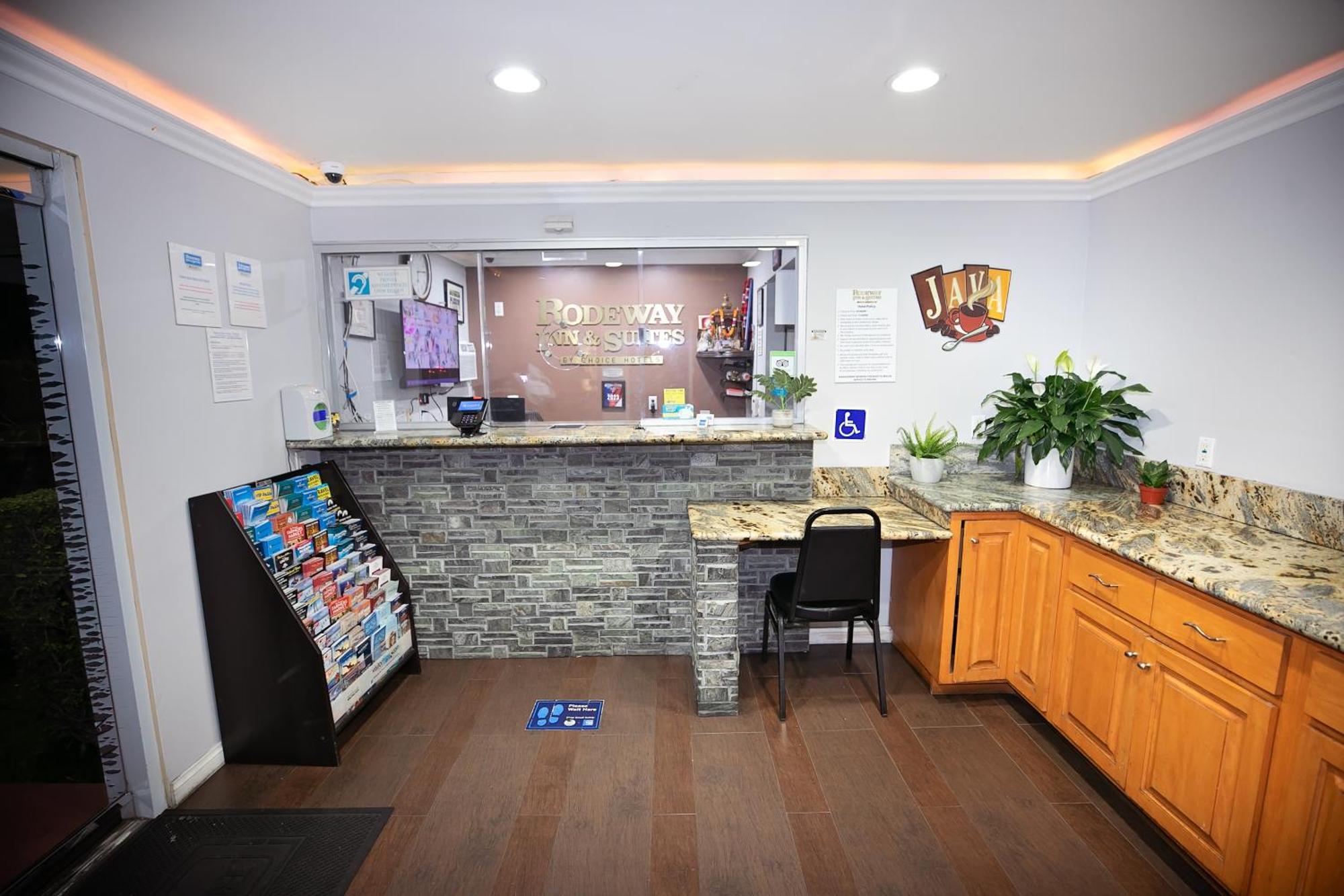 Rodeway Inn & Suites بيلفلاوير المظهر الخارجي الصورة