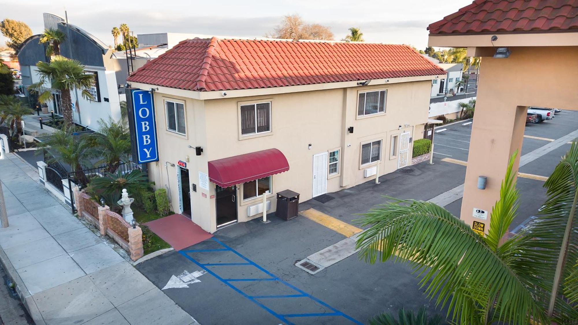 Rodeway Inn & Suites بيلفلاوير المظهر الخارجي الصورة