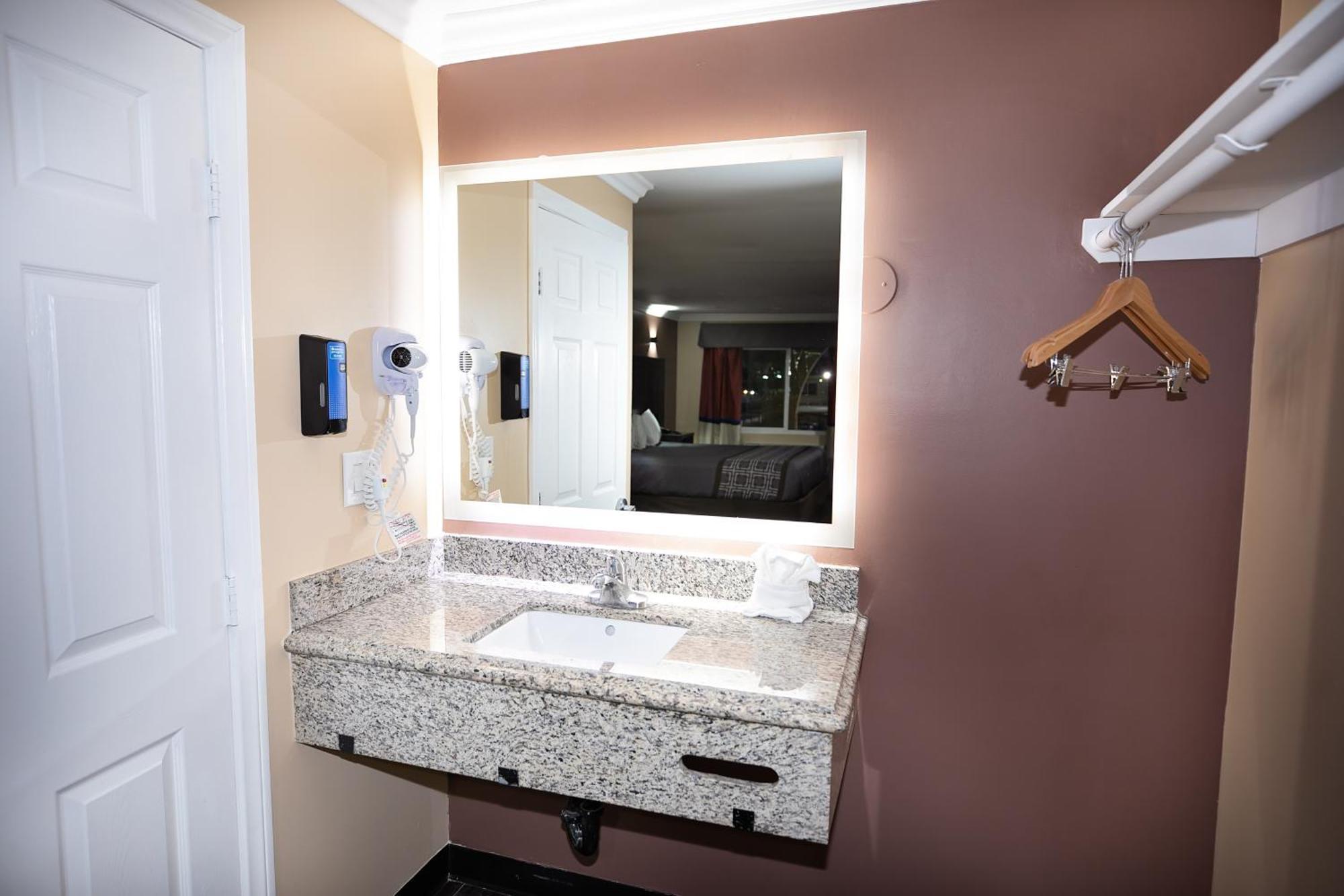Rodeway Inn & Suites بيلفلاوير المظهر الخارجي الصورة