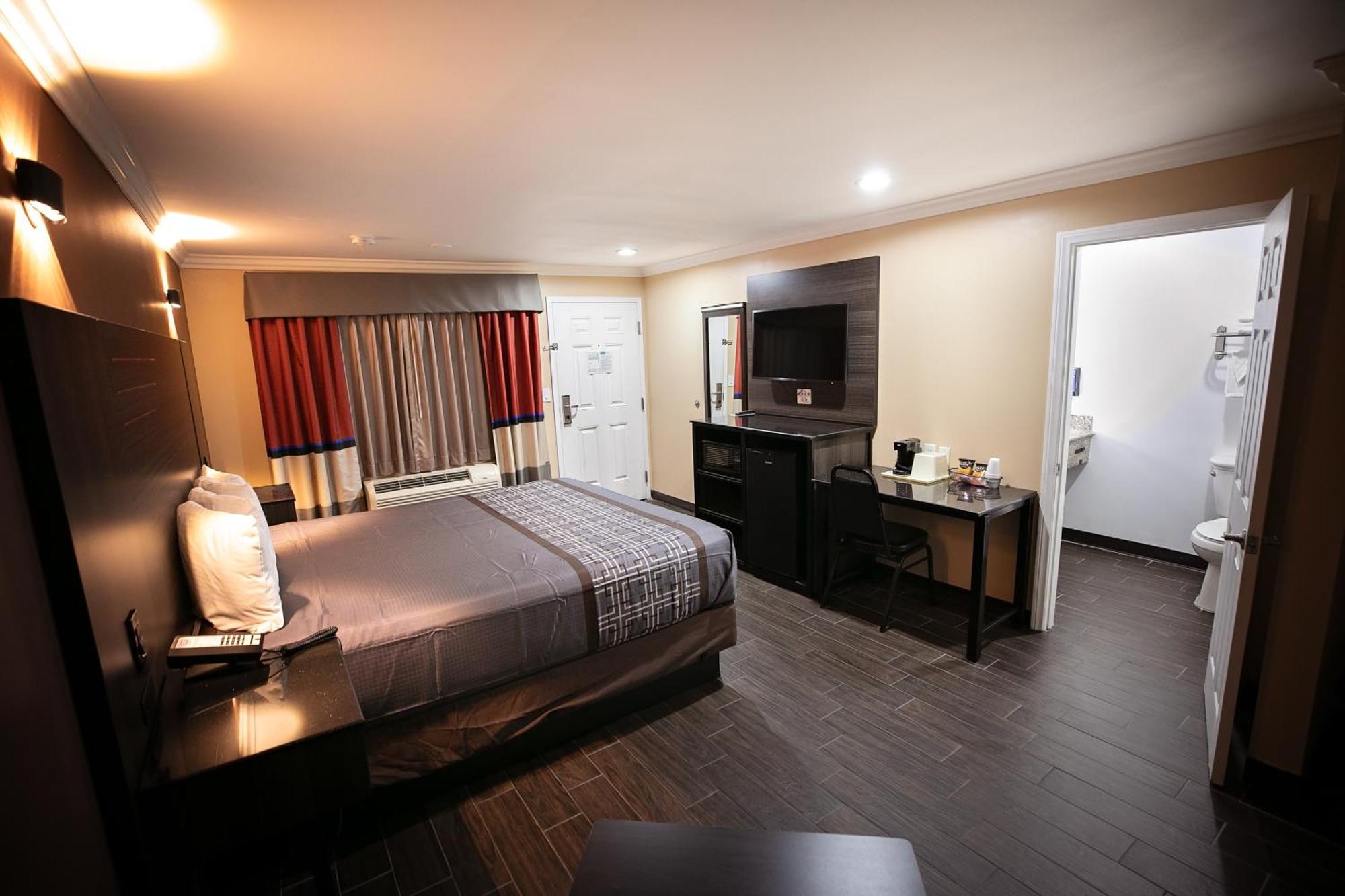 Rodeway Inn & Suites بيلفلاوير المظهر الخارجي الصورة